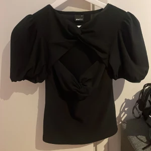 top  - en topp från gina som har en fin detalj där fram. Använd max 2 gånger, i nytt skick 