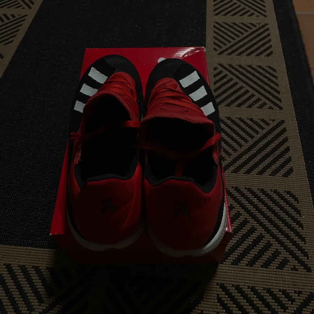 Adidas X inomhusskor storlek 41,5. Fina exklusivare skor för futsal och andra inomhusaktiviteter! Lite använda men fortfarande mycket gott skick Nypris köptes på Stadium för 999kr  Pris 400kr. Skor.