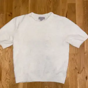 Säljer denna jättesnygga vita  stickade t-shirten  från hm då jag inte andvänder den längre. Den är i bra skick och har inte används många gånger alls. 
