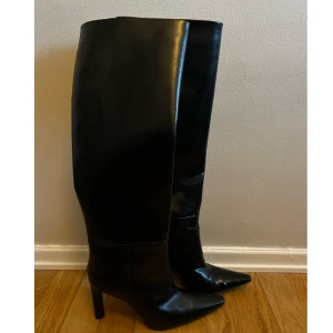 Stövlar med klack - Stövlar med klack från H&M. Endast använda en gång. Ett litet märke på insidan av ena skon, men inget man tänker på. Klackhöjd 9cm. Storlek 39. Nypris 800kr.