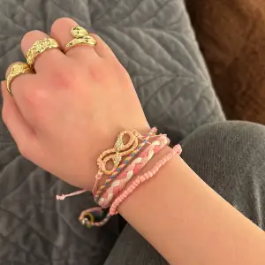 Säljer både i rosa och blå, köpte dem i Italien 🇮🇹 Om man köper båda färgerna kan man få de för 20kr💓 Har knappast använt armbanden!❤️