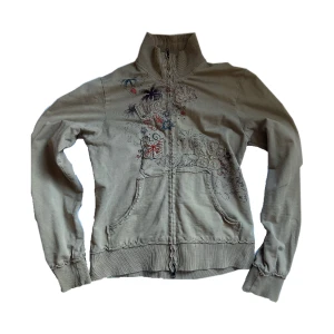 Zipup tröja  - Supersöt zipup som tyvär inte kommer till användning! I storlek XXL men sitter typ som M/L på mig💕 har lite missfärgning på armen som va där när jag köpte den, kan skicka bild vid intresse💋