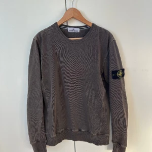 Stone Island Sweatshirt - Bra skick 9/10 Olivegrön sweatshirt i urtvättad kvalisort Passar 175-185cm 