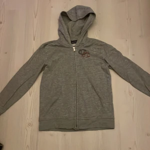 Säljer en champion hoodie (tar Swish) - En champion tröja i 6/10 skick