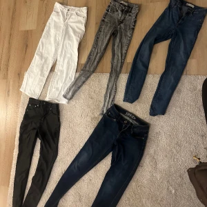 5 byxor för 100kr - Alla är i storlek xs förutom dom vita som är i barn storlek men dom passar både xs och s! Alla för 100kr