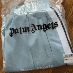Palm angels byxor baby blue  - Helt nya aldrig använda.  Storlek S. Säljes billigt då jag vill bli av med de!