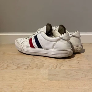 Moncler skor - Vi säljer ett par rkt feta Moncler skor till ett dunder pris. Skicket är bra men har få defekter då dem e använda, men skorna i sig är inte sönder. Nypriset ligger på ca 5000kr. 