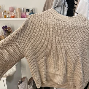 Stickad tröja - Stickad beige tröja i fint skick! Från Bershka