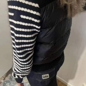 Säljer min svin coola och unika moncler cardigan🤗 Inga effekter. Skriv för fler bilder eller om du vill diskutera priset🤝🥰