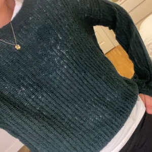 Grön stickad tröja!!! - Söt grön stickad tröja som tyvärr inte kommer till användning längre❤️