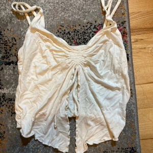 3 tröjor för 80kr - 3 tröjor för 80kr den bruna är S och de andra två är Xs:) Den sista är en beach top