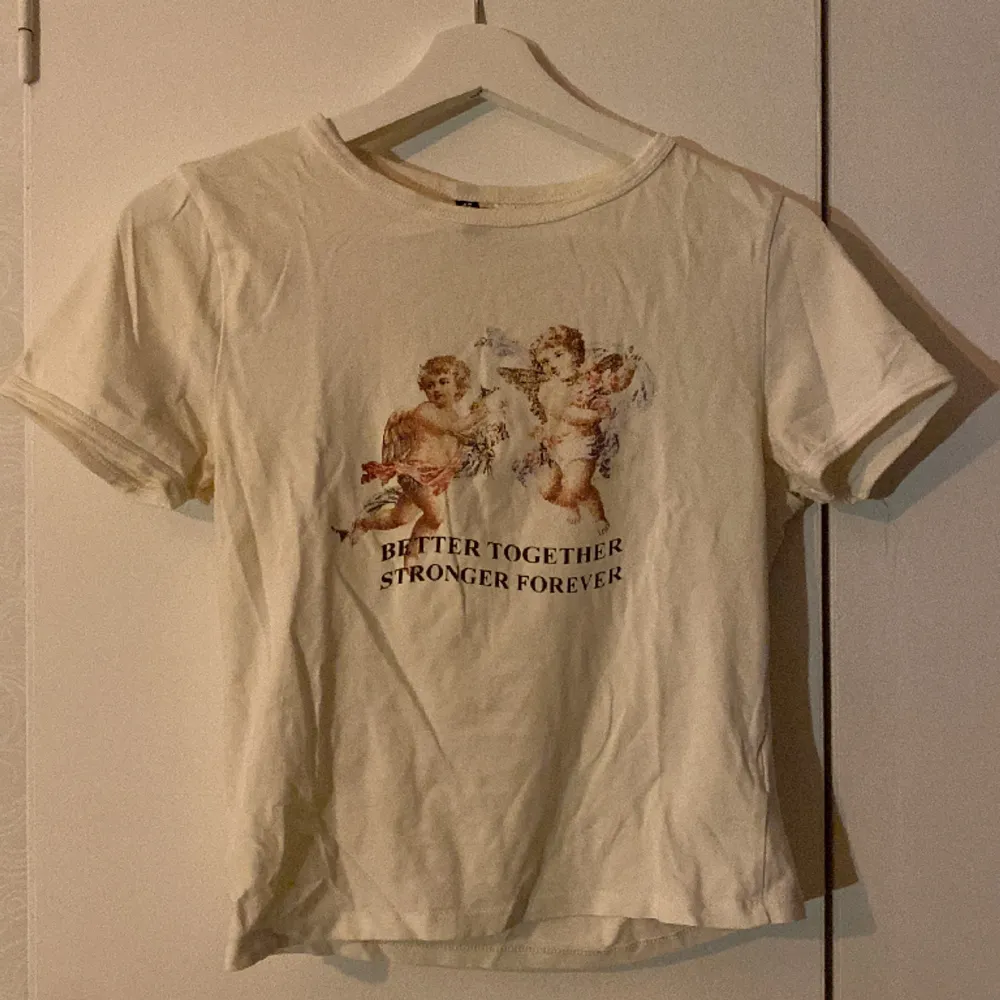 T-shirt med två små bebis änglar med texten ”Better together stronger forever”. Väldigt gullig, trycket är lite skadat men det gör egentligen inte så mycket. . T-shirts.