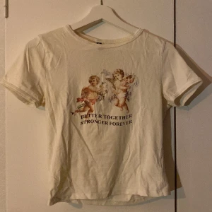 T-shirt - T-shirt med två små bebis änglar med texten ”Better together stronger forever”. Väldigt gullig, trycket är lite skadat men det gör egentligen inte så mycket. 