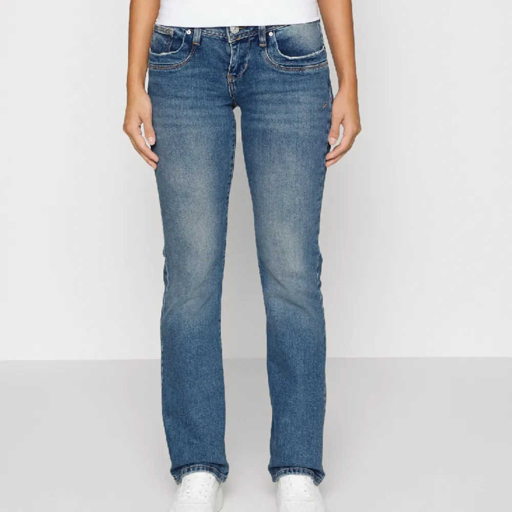 Snygga blå low waist jeans från LTB!! Säljes pga för stor storlek Köptes på zalando Nypris 829. Jeans & Byxor.
