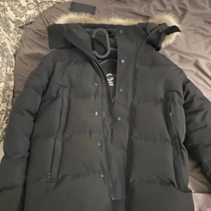 Canada goose jacka  - Hej säljer min canada goose jacka då jag fick den som julklapp helt nyy med kvitto och allt ni får den med båse och allt äkta jag har black label ocksåå