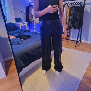 Läderbyxor  - High waist nice fit läderbyxor i storlek 40 från NA-KD
