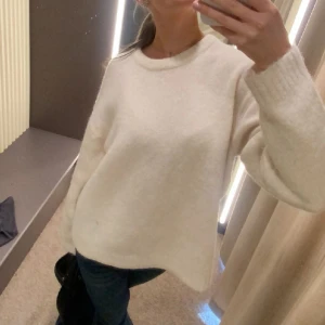 Stickad tröja - Så fin och skön stickad tröja i ullmix från nakd! nypris 799