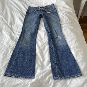 Säljer dessa jättesnygga jeans som tyvärr va för små för mig och därav ingen bild på. Midja: 36 cm innerben: 78 cm. 100% bomull från Levis💗💗 skriv vid frågor och funderingar💗