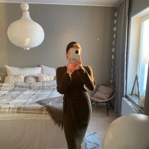 Stickad miniklänning  - Ribbstickad klänning i en varm grön färg från Vero Moda, i storlek XS 💚