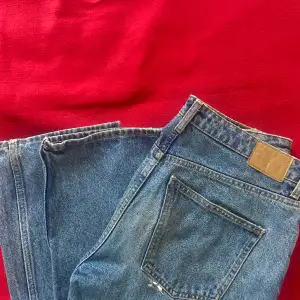 Säljer nu mina blåa weekday jeans för 50kr, köpta för 600kr på weekday Skick 7/10 för backfickan har gått sönder lite som man ser på bilden  W29 L32 Float