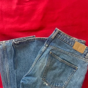 Weekday jeans - Säljer nu mina blåa weekday jeans för 50kr, köpta för 600kr på weekday Skick 7/10 för backfickan har gått sönder lite som man ser på bilden  W29 L32 Float