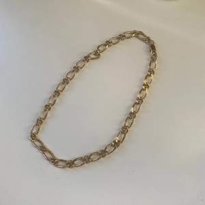 Så himla fint halsband från & other stories💗 Säljer då den inte kommer till användning för mig längre. Använt några få gånger så i väldigt bra skick. Köpt för 350kr. Köparen står för frakt