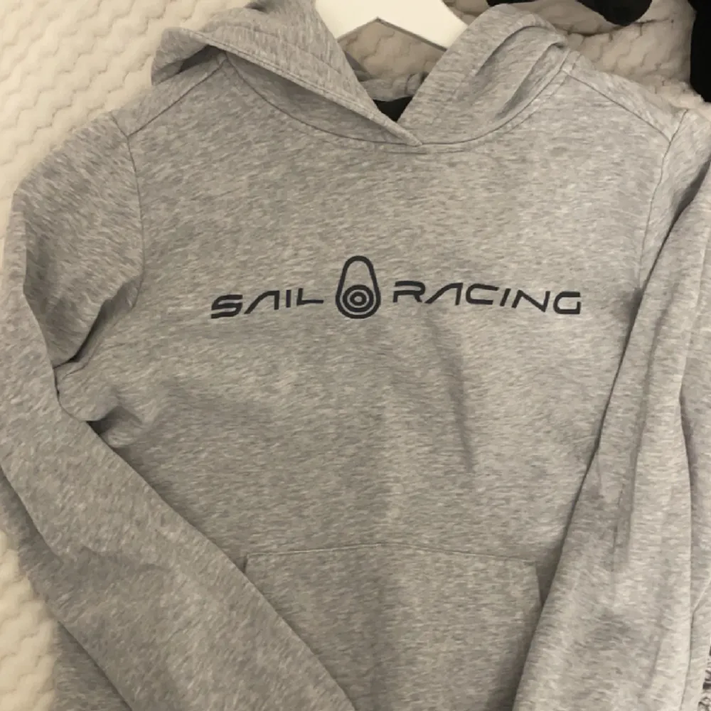 Snygg hoodie från sail racing, köpt för 1200. Inga skador eller slitage då den bara används fåtal gånger. Pris kan diskuteras vid snabb affär . Hoodies.