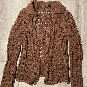 superfin brandy cardigan i nyskick!! endast använd nån gång. passar mig perfekt och jag brukar ha 38/M💗 300kr+frakt