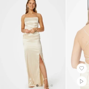 Balklänning  - En oanvänd superfin champagnefärgad balklänning i satintyg  i strl 34. Klänningen har öppen rygg med snörning och kan knytas på olika vis. Enbart testats!