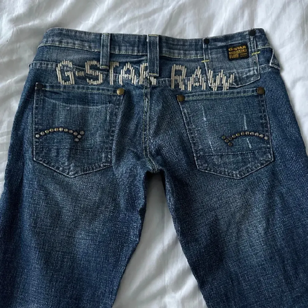 Vintage g-star raw jeans (lånade bild), perfekt skick🤍🤍 passar någon upp till 162cm skulle jag säga. Skriv vid frågor!❤️. Jeans & Byxor.