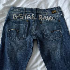 Vintage g-star raw jeans (lånade bild), perfekt skick🤍🤍 passar någon upp till 162cm skulle jag säga. Skriv vid frågor!❤️