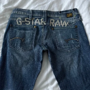 Lågmidjade jeans❤️ - Vintage g-star raw jeans (lånade bild), perfekt skick🤍🤍 passar någon upp till 162cm skulle jag säga. Skriv vid frågor!❤️