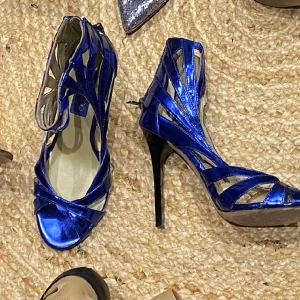 Jimmy Choo - H&M 38  - Fint använt skick på dessa underbara skor som tyvärr inte kommer till användning!   