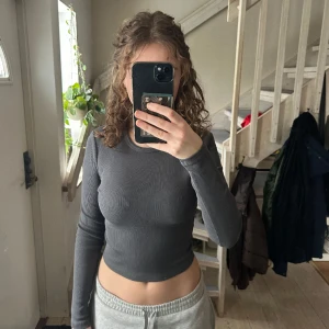 grå croppad långärmad - aldrig använd 