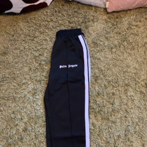 palm angels byxor - Perfekt till allting 😛 aldrig använt RËPŜ