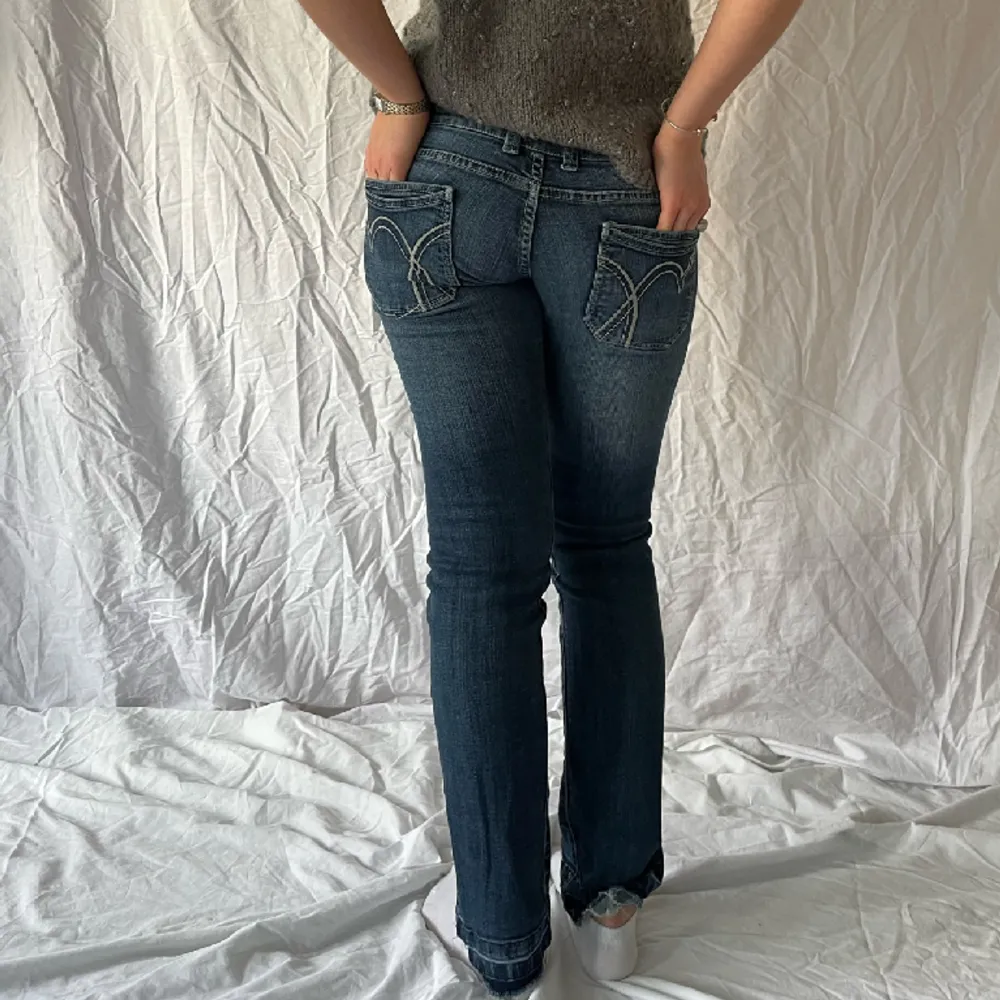 Lågmidjade jeans med supersnygga fickor från märket RagTag SHE 💙Sömmen längst ned är uppsprättad för att bli längre och är en snygg detalj. Innerbenslängd 79 cm Midjemått 40 cm. Jeans & Byxor.