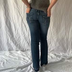 Lågmidjade jeans med supersnygga fickor från märket RagTag SHE 💙Sömmen längst ned är uppsprättad för att bli längre och är en snygg detalj. Innerbenslängd 79 cm Midjemått 40 cm