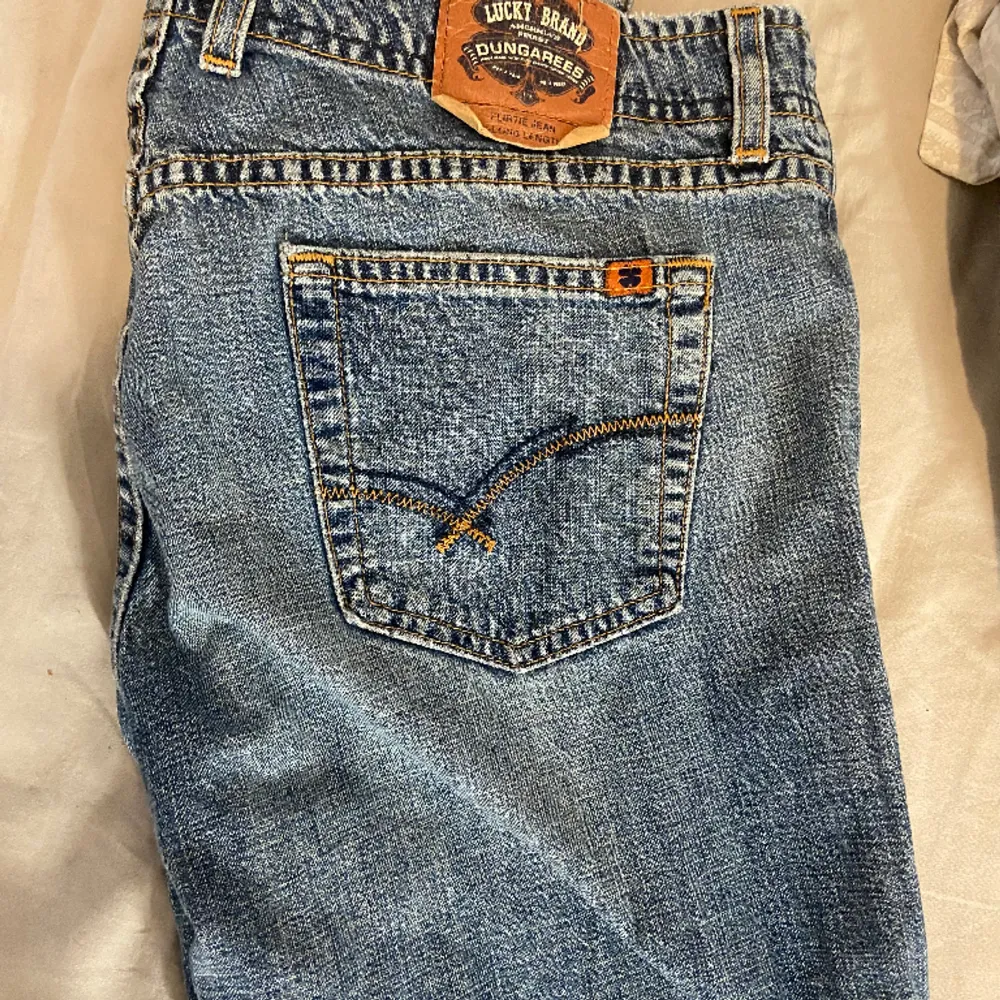 Säljer dessa skit snygga jeans! Men tyvärr är dom förstora😫 hade verkligen älskat dessa! Jag skulle säga att dom är typ som en 38 i storleken. Så ungefär S/M. Köptes secondhand💋⭐️😙. Jeans & Byxor.