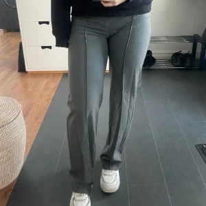 Gråa kostymbyxor  - Så snygga gråa kostymbyxor som tyvärr blivit lite för små för mig. Är använda fåtal gånger och är i mycket bra skick💞