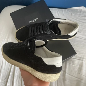 Saint Laurent Trainer black - Tjena  Säljer ett par riktigt feta Saint Laurent skor i mycket fint skick (9/10). Storlek 42, sitter som 43. Jag säljer dessa skor för 3000, nypris ligger på cirka 4500! Skriv för mer information mvh Jonathan 