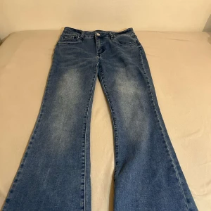 Jeans - Blå jeans storlek M 