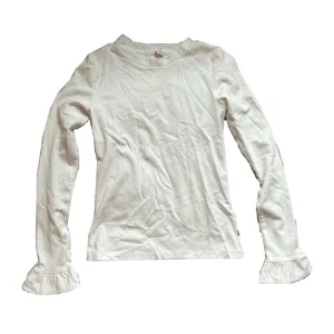 Levi’s tröja  - Söt tröja från levi’s med volang på ärmarna💕använd endast en gång🍀