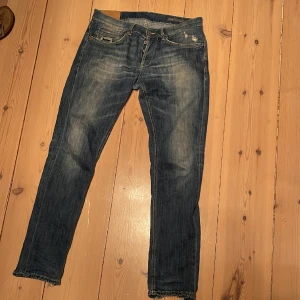 Dondup George Jeans - Ljusblå dondup George jeans. Slitningar vid fötterna, annars bra skick. 