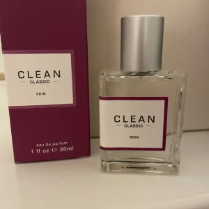 Clean parfym- Skin 30ml - Aldrig använd parfym från Clean med doften Skin i 30ml. Fick fel lukt i julklapp och insåg det efter jag hade öppnat den. Orginalpris runt 400-500.