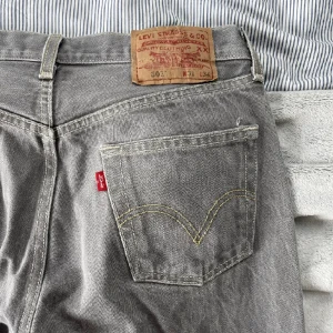 Levis jeans - Ett par Levis 501 i storlek 31/34, passar mig bra som brukar bära 34 i andra jeans! Några defekter, där av priset:) Skriv för fler bilder på de🤍 Orginalpris 1249kr (Lånade bilder)
