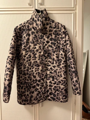 Täckjacka  - Täckjacka i leopard  Storlek L 