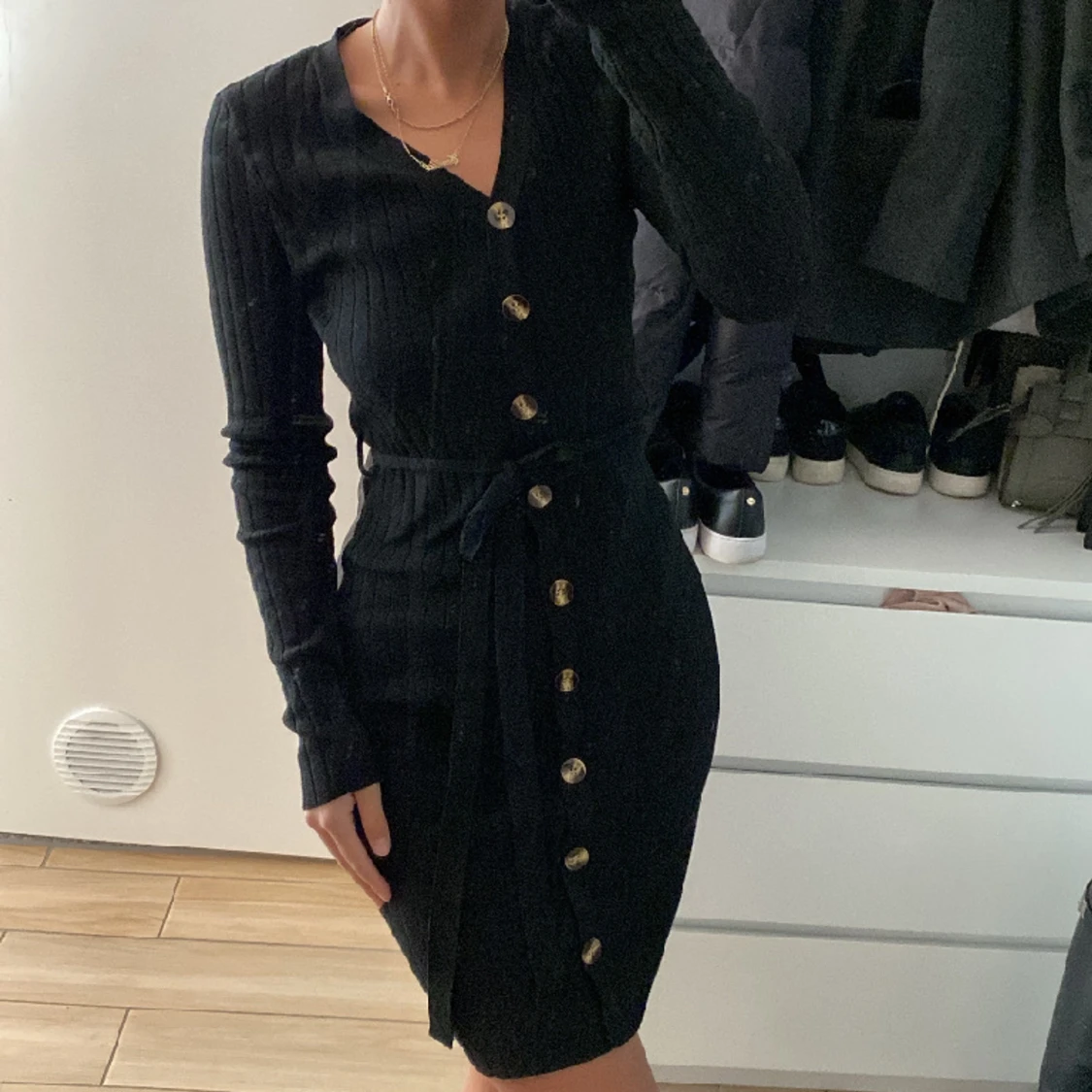 Ribbstickad klänning 