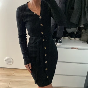 Ribbstickad klänning  - Bra skick 