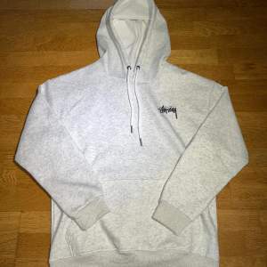 Säljer min Stussy hoodie då den inte passar mig. Storlek M. Skick: Nytt.