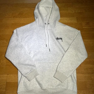 Stussy hoodie - Säljer min Stussy hoodie då den inte passar mig. Storlek M. Skick: Nytt.